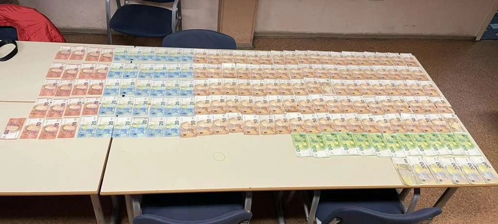 Na području Gračanice pronađeno vozilo sa drogom i većom količinom novca